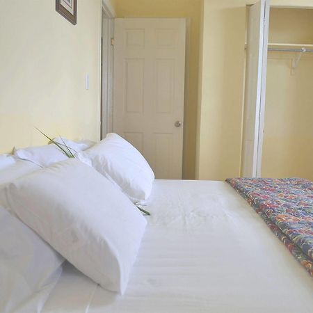 Paige Pond Country Inn St. John's 外观 照片