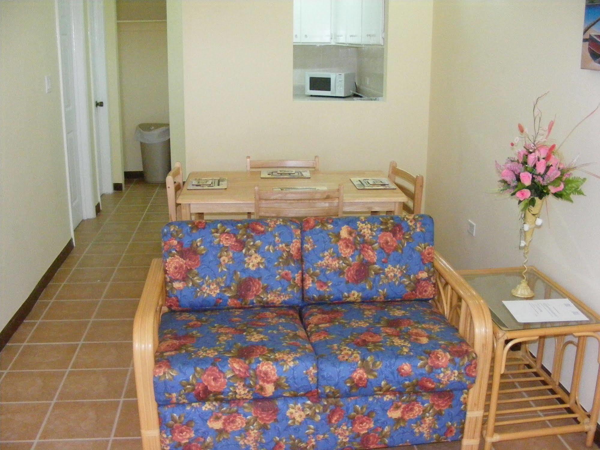 Paige Pond Country Inn St. John's 外观 照片
