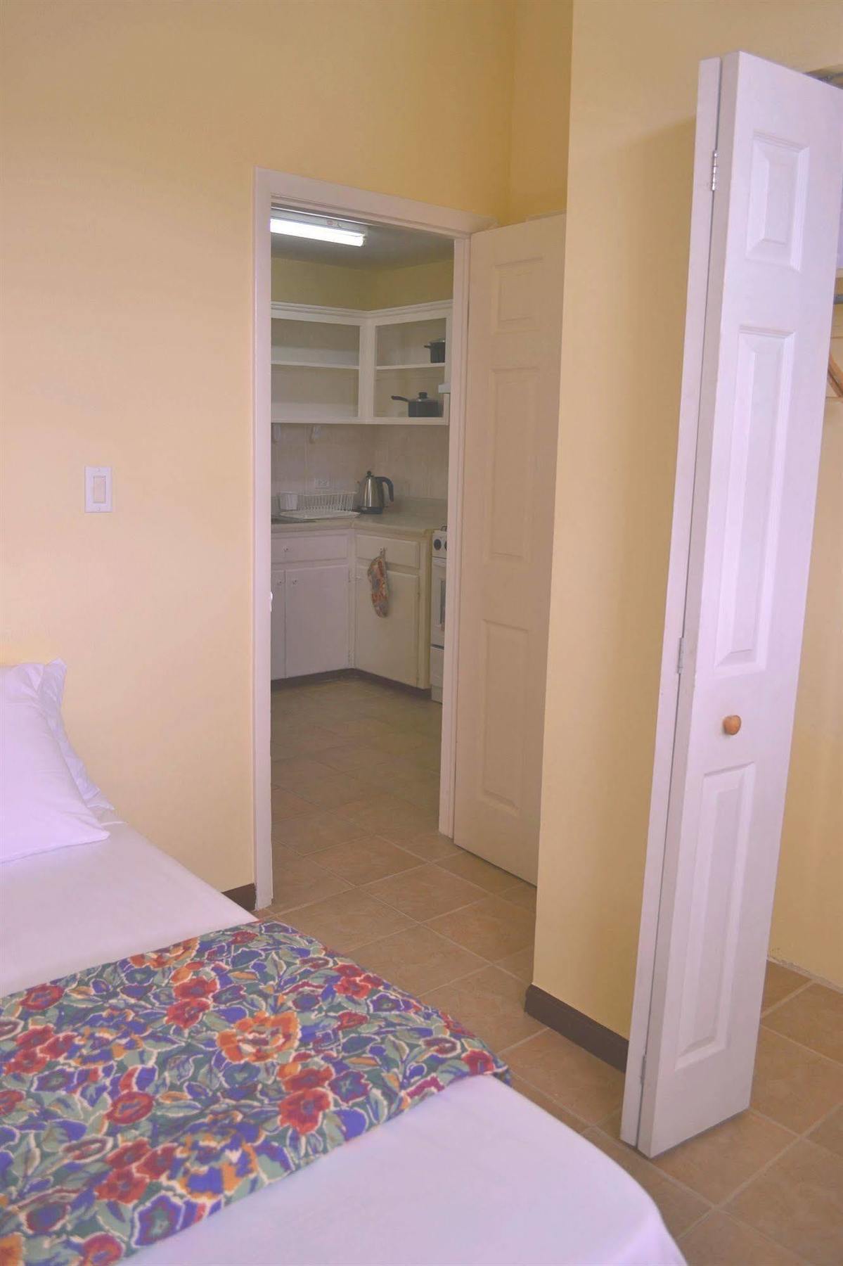 Paige Pond Country Inn St. John's 外观 照片