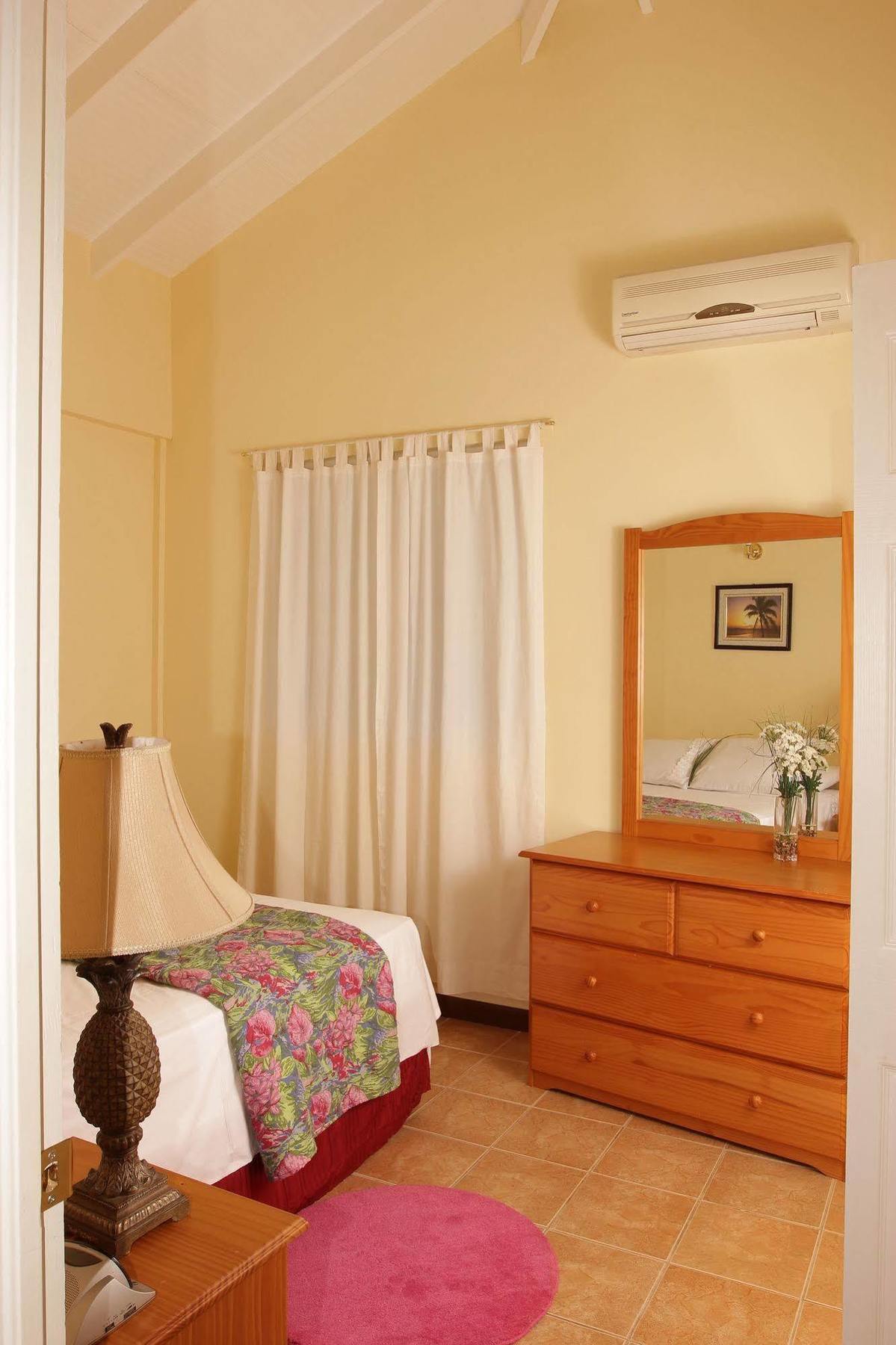 Paige Pond Country Inn St. John's 外观 照片
