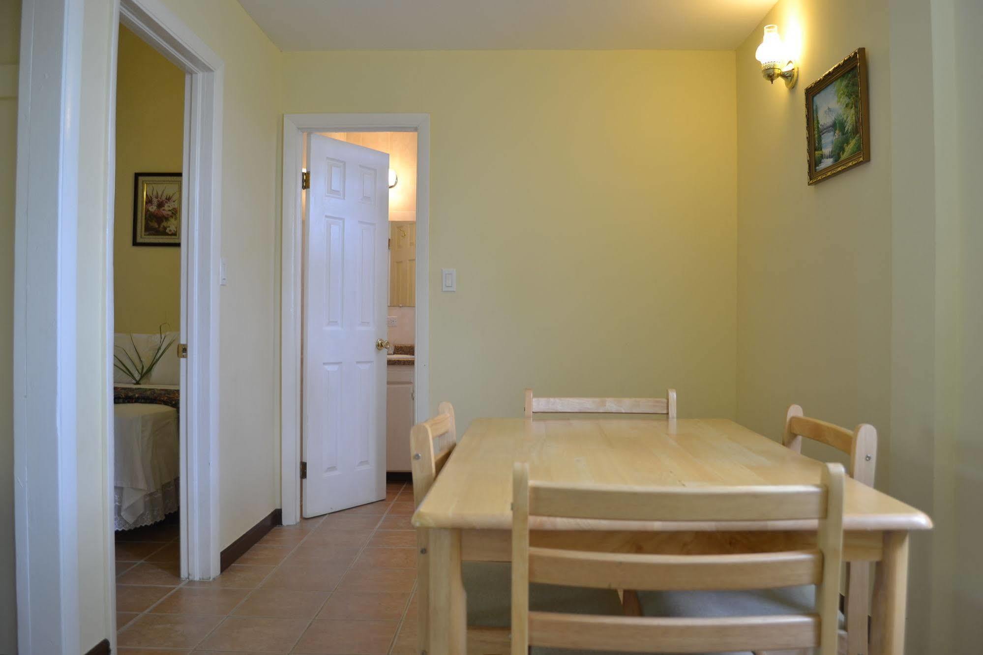 Paige Pond Country Inn St. John's 外观 照片