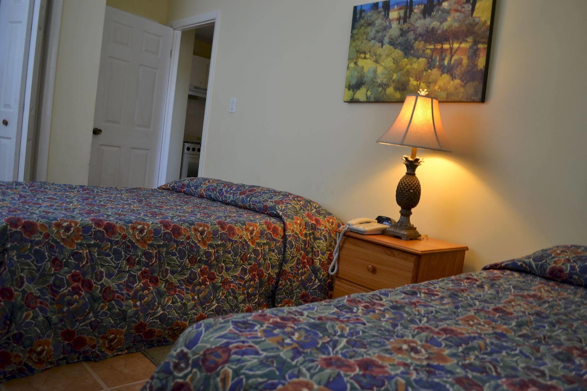 Paige Pond Country Inn St. John's 外观 照片